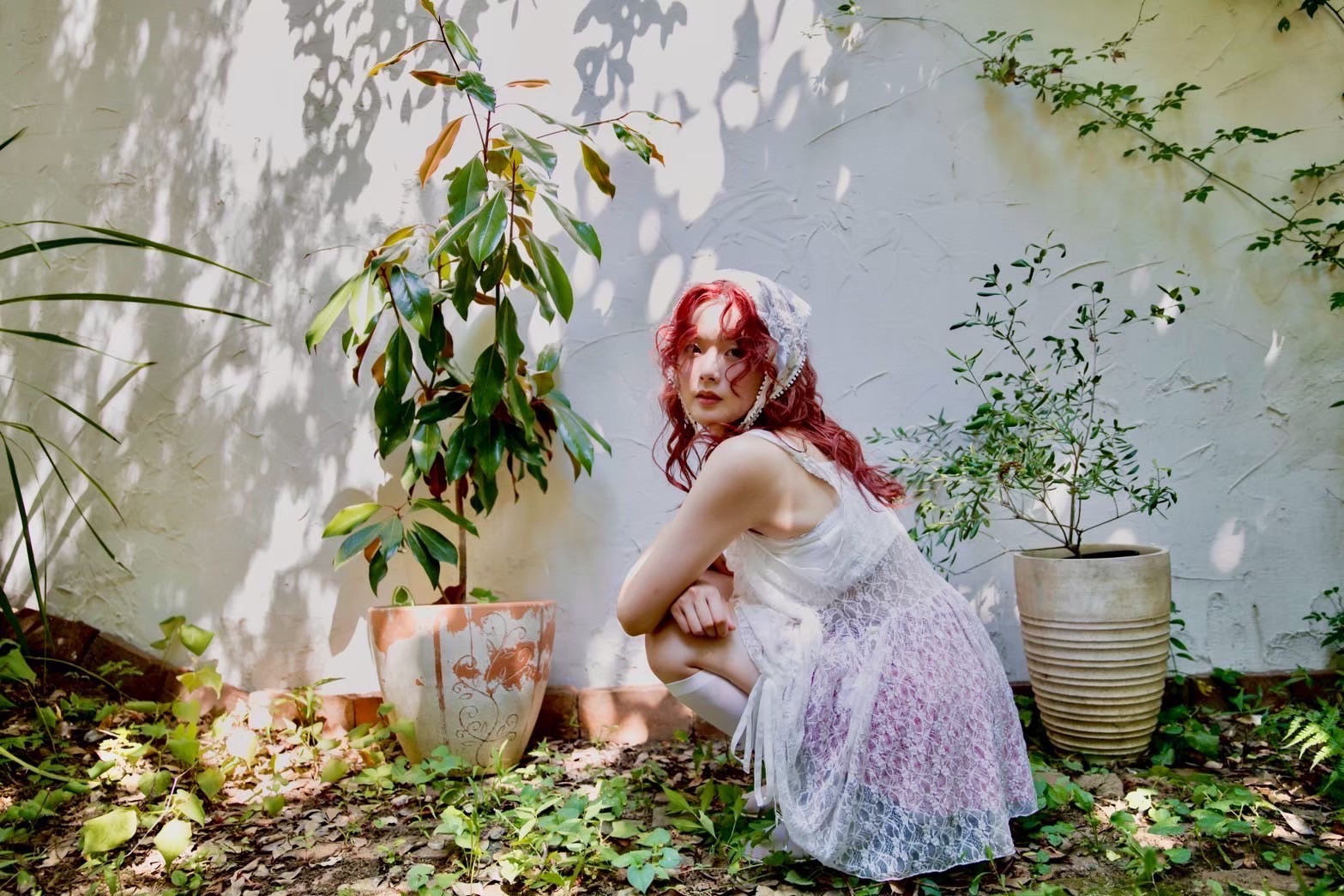 花を持って佇む女性の写真