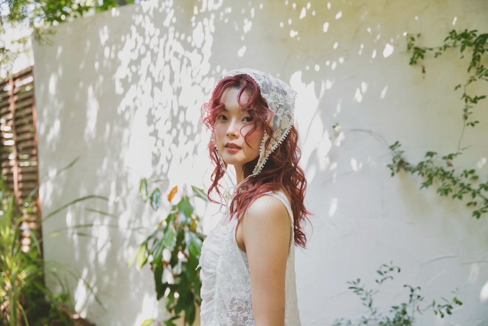 花を持って佇む女性の写真